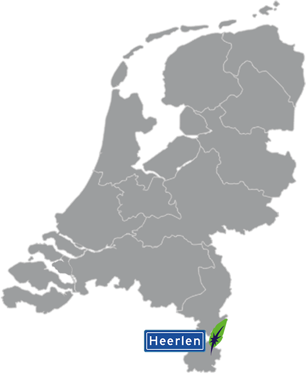 Grijze kaart van Nederland met Heerlen aangegeven voor maatwerk taalcursus Frans zakelijk - blauw plaatsnaambord met witte letters en Dagnall veer - transparante achtergrond - 600 * 733 pixels
